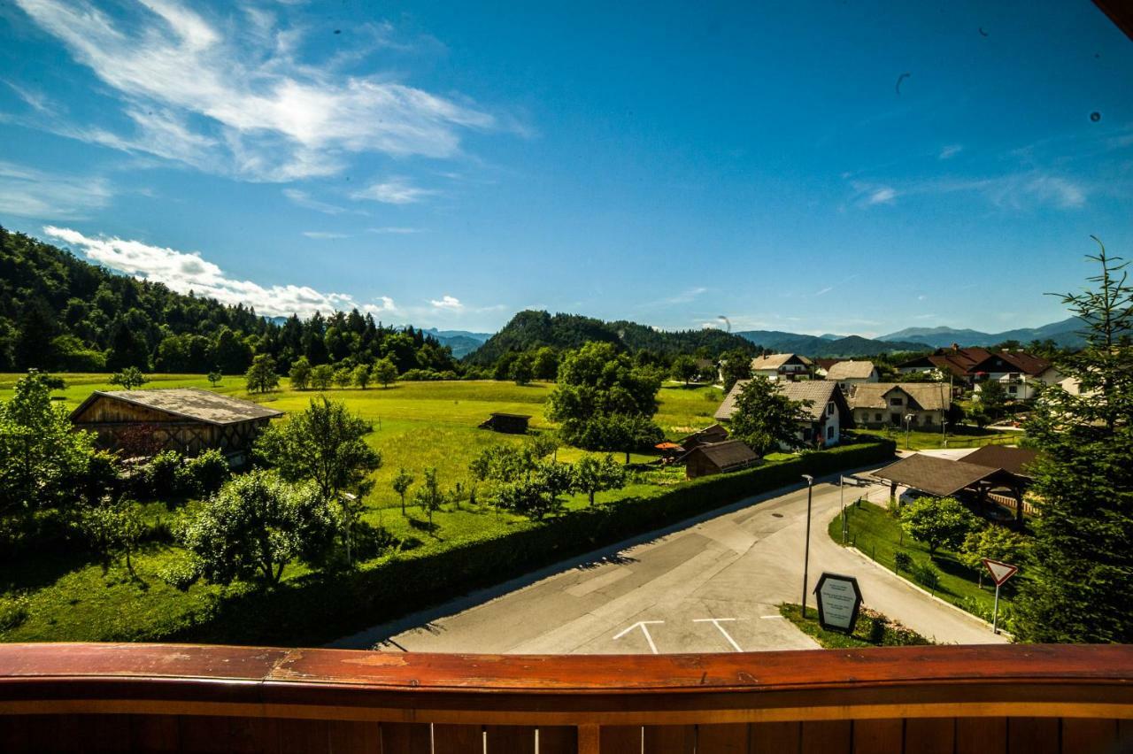 两只公鸡家庭旅馆 布莱德 外观 照片